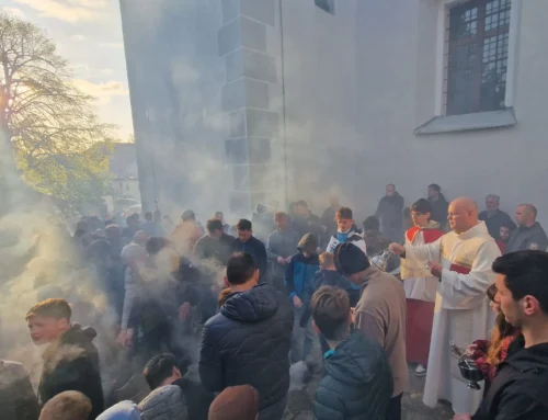 Blagoslov ognja in velikonočnih jedi v družini